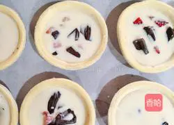 Illustration of two flavors of egg tarts 7