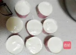 Illustration of how to make paper cup orange raisin cake 14