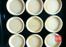 Illustration of how to make whipped cream egg tart 6