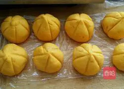 Illustration of how to make pumpkin buns 5