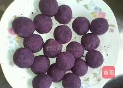 Illustration of making glutinous rice and purple sweet potato balls 5
