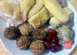 Chicken soup with red dates and walnuts Illustration of how to do it 1