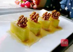 Illustration of how to make lettuce and walnut kernels 9