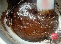 Illustration of how to make eight-inch chocolate chiffon cake 7