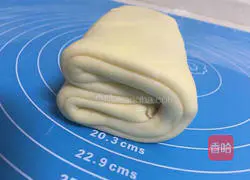 Illustration of how to make Portuguese egg tart crust 10