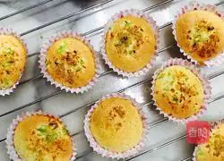 Illustration of how to make chive and meat floss cupcakes 9