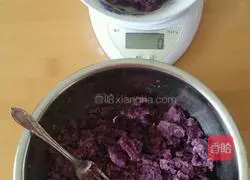 Illustration of how to make purple sweet potato cake 1