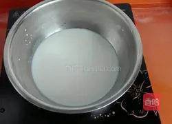 Illustration of how to make raisin, candied dates and black currant egg tarts 5