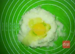 Illustration of how to make peanut walnut cake 6