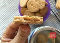 Illustration of how to make egg crisp biscuits 10