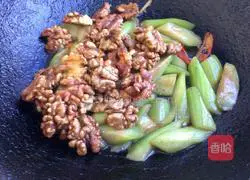 Illustration of how to stir-fry loofah with walnut kernels 9