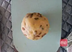 Illustration of how to make raisin biscuit bars 9