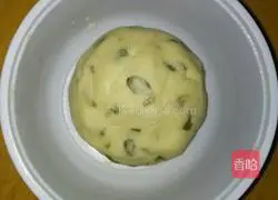 Illustration of how to make blue can raisin cookies 2