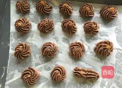 Illustration of how to make raisin chocolate chip cookies 10