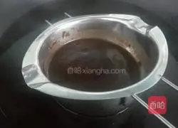 Illustration of how to make eight-inch chocolate chiffon cake 3