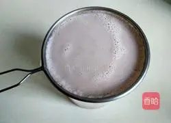 Illustration of how to make peanut walnut soy milk 4