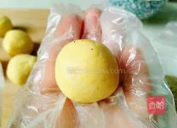 Illustration of how to make fried pumpkin balls 10