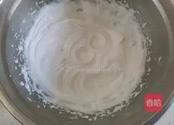 Illustration of how to make hollow chiffon cake with glaze 8