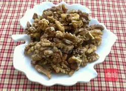 Illustration of how to make salt and pepper walnut kernels 1