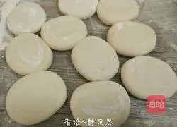 Illustration of how to make steamed buns with bean paste stuffing 13