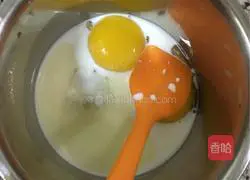 Illustration of how to make a small 6-inch lemon cake base 4