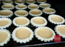 Illustration of how to make puff pastry egg tarts 8