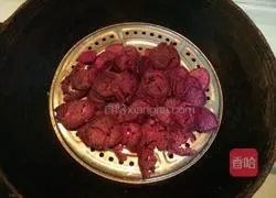 Illustration of how to make purple sweet potato filling 4