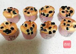 Illustration of how to make paper cup orange raisin cake 21