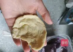 Illustration of how to make taro paste, meat floss and egg yolk cake (egg tart skin version) 3