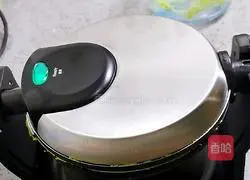 Illustration of how to make pandan waffles 17