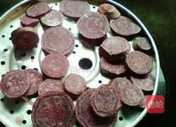 Illustration of how to make purple sweet potato sesame balls 2