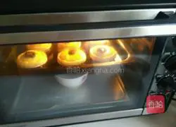 Illustration of making red date egg tart 12