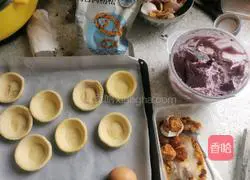 Illustration of how to make taro paste, meat floss and egg yolk cake (egg tart skin version) 2