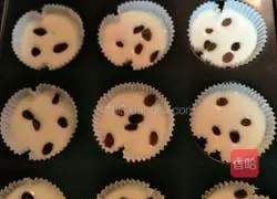 Illustration of how to make cup raisin cake 14
