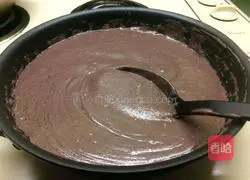 Illustration of how to make black bean paste filling 6