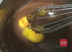 Illustration of how to make oil-free cocoa chiffon cake 8