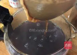 Illustration of how to make Hong Kong-style stocking milk tea 5