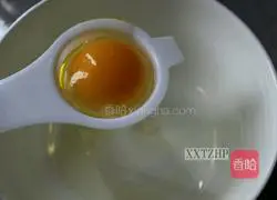 Illustration of how to make grape Portuguese egg tart 2