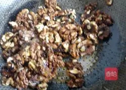 Illustration of making homemade amber walnut kernels 5