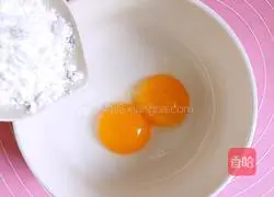 Illustration of how to make egg yolk soufflé 3