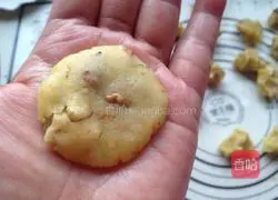 Walnut Illustration of how to make crispy cake 5