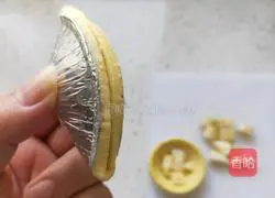 Illustration of how to make banana pie (egg tart crust version) 5