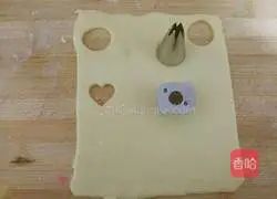 Illustration of how to make Chinese Valentine's Day love ring biscuits 9