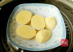 Illustration of how to make potato cheese balls 2