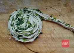 Illustration of how to make scallion pancake 13