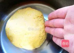 Illustration of how to make pumpkin and purple potato double-color rolls 9