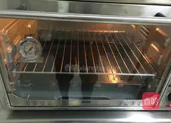 Illustration of how to make yogurt cheese 9