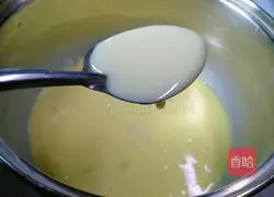 Illustration of how to make banana egg tart 6