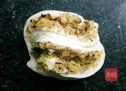 Illustration of how to make walnut flower rolls 14