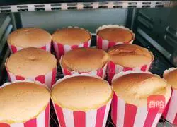 Illustration of how to make non-cracking cupcakes 8